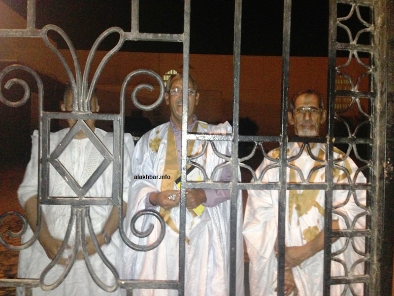 الشيوخ ونقيب المحامين السابق في حديث مع الصحفيين من وراء قضبان بوابة مجلس الشيوخ (الأخبار)