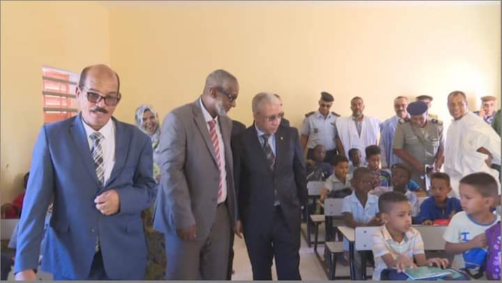 صورة من الأرشيف لوزير التهذيب يحث علي الزي المدرسي